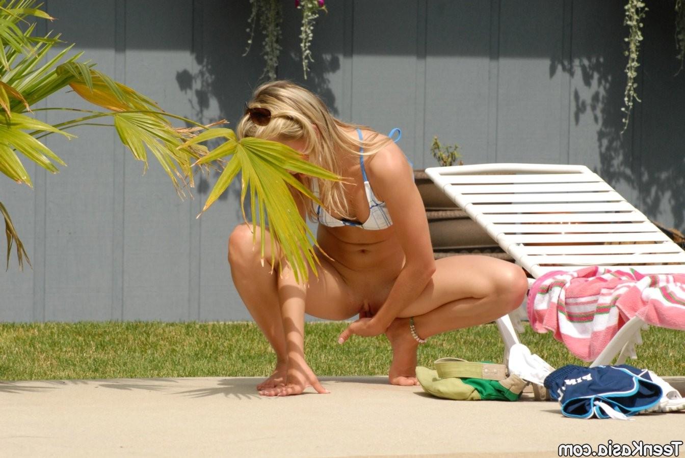 16P Blonde teen drops bikini to masturbate in the public place