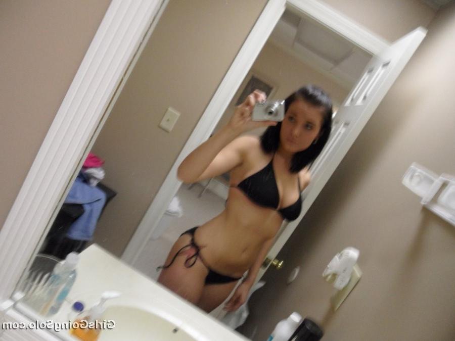 12P amateur babe posing in the mirror