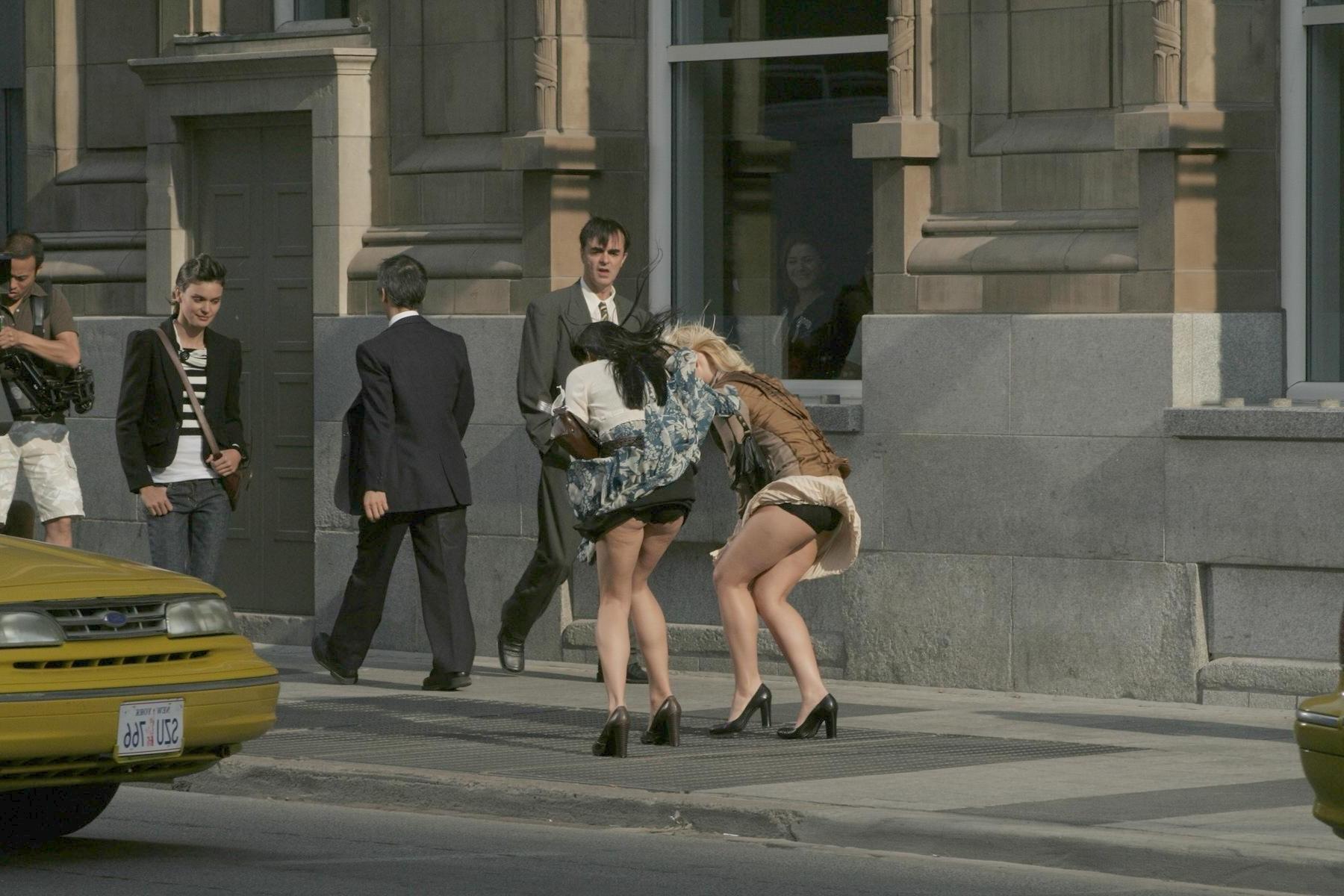 12P Sexy booties squeeze thong in hot upskirts shots