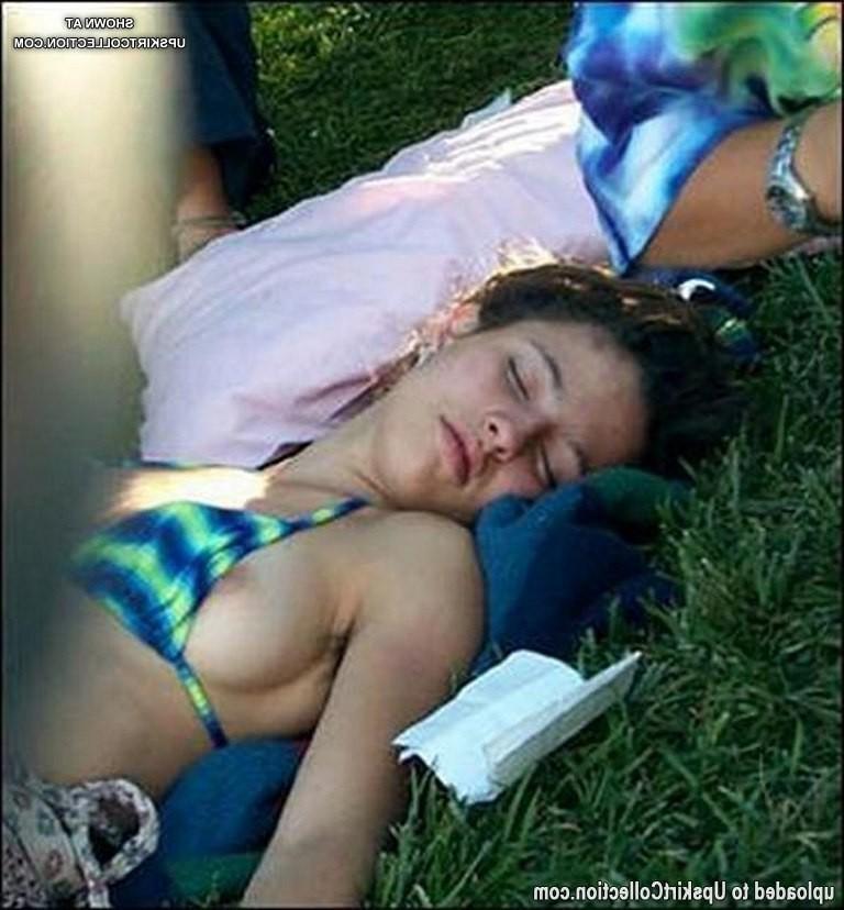 15P Swimming babe's bikini pulls down unbarring nip