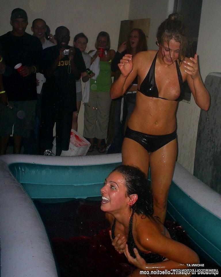 15P Swimming babe's bikini pulls down unbarring nip
