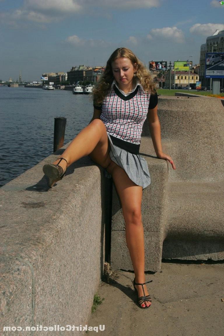 15P Cute bimbo?s slits willingly demonstrated from behind
