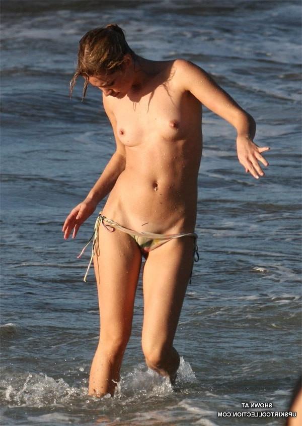 15P Small bikini sliding down and peeking pubic hair