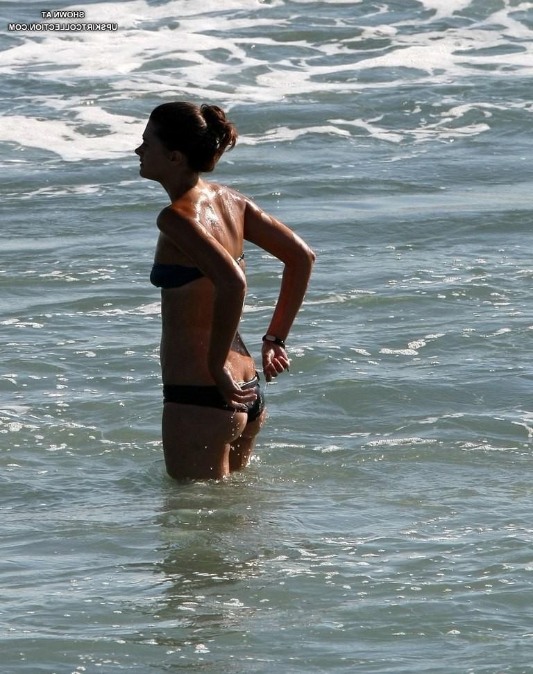 15P Small bikini sliding down and peeking pubic hair