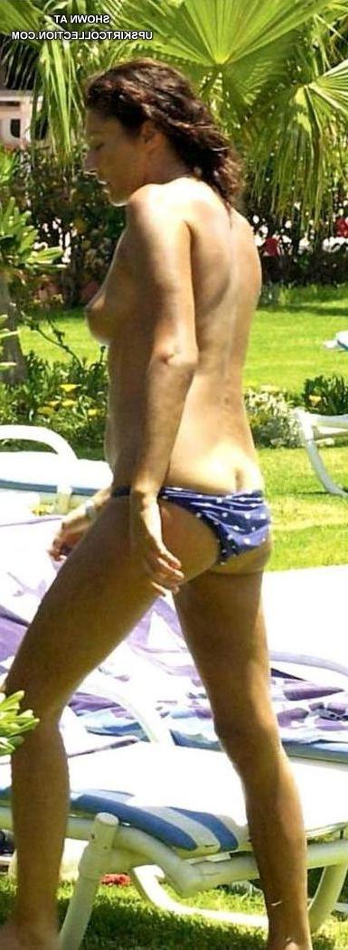 15P Babe looks inside bikini letting us enjoy her hair