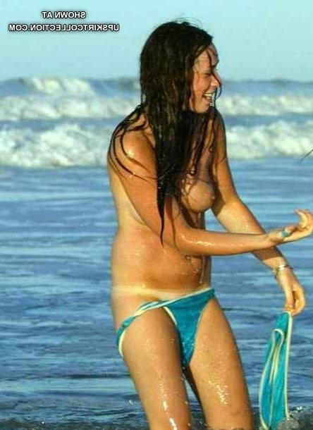 15P Babe looks inside bikini letting us enjoy her hair