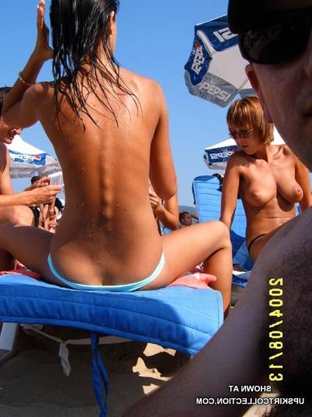 15P Babe looks inside bikini letting us enjoy her hair