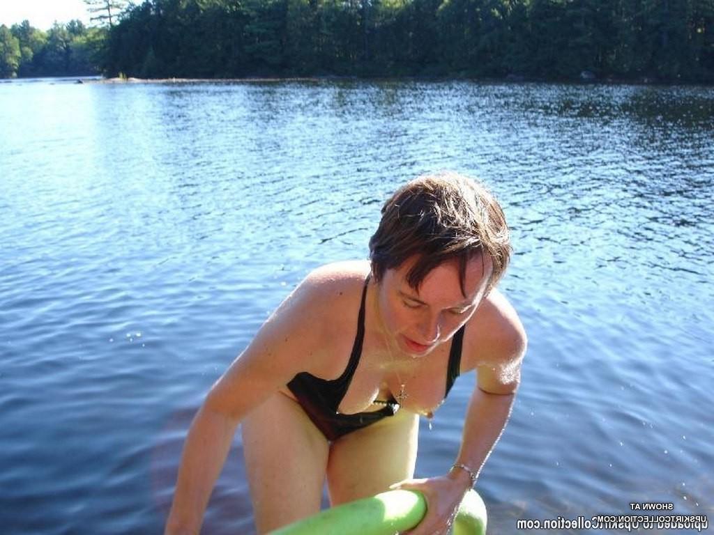 12P Babes in tiny bikinis proudly shaking tits