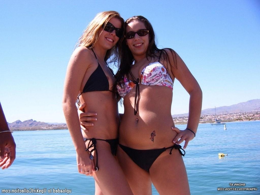 12P Babes in tiny bikinis proudly shaking tits