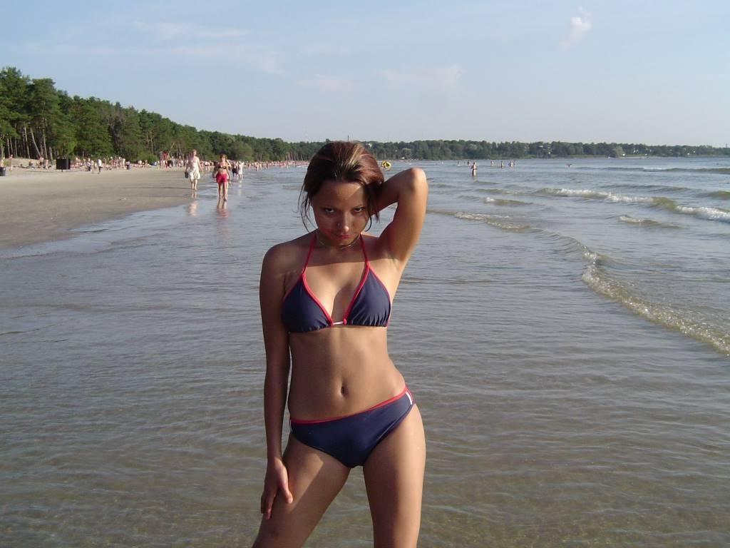 12P Dolls in bikini panties get spied on the beach