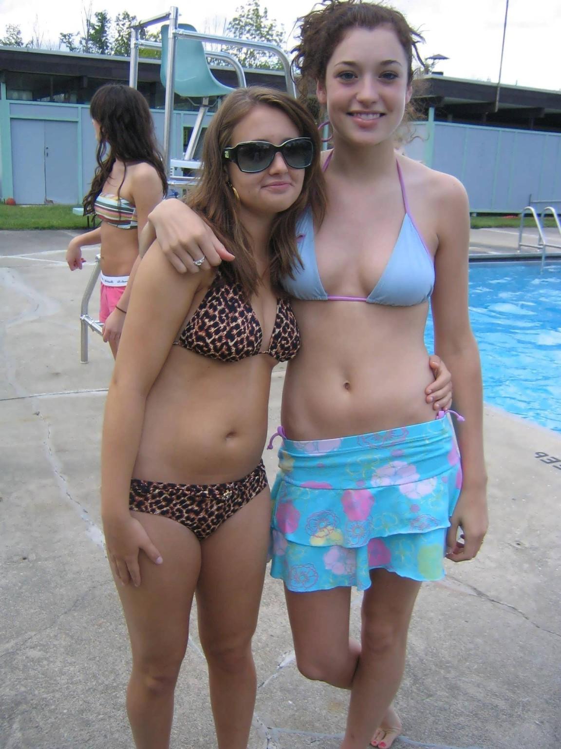15P Hot babes in tiny bikini panties dance on camera