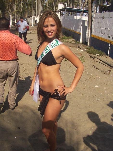 15P Hot babes in tiny bikini panties dance on camera