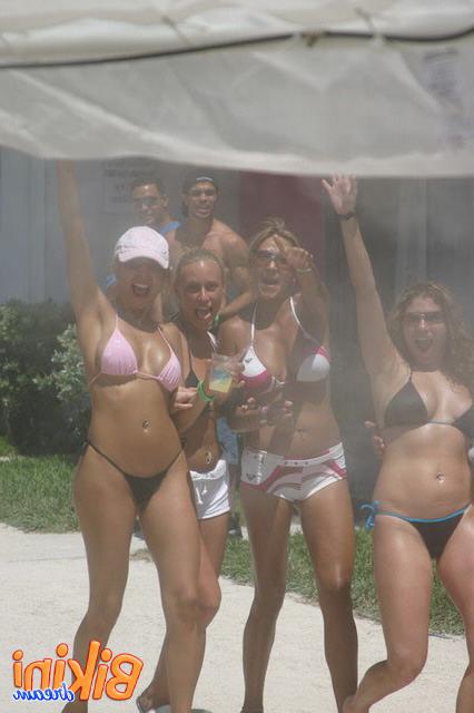 15P Bikini girls on their way to the beach