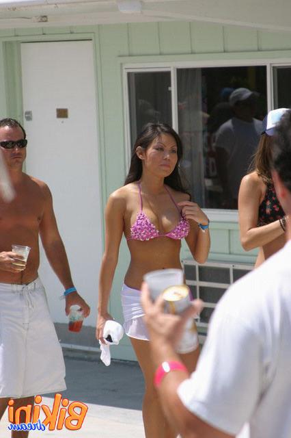 15P Bikini girls on their way to the beach