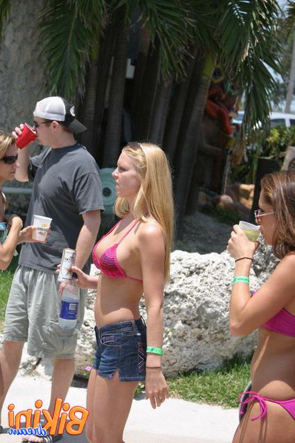 15P Bikini girls on their way to the beach