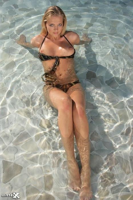 16P Bikini Blonde Gets Naked In Pool