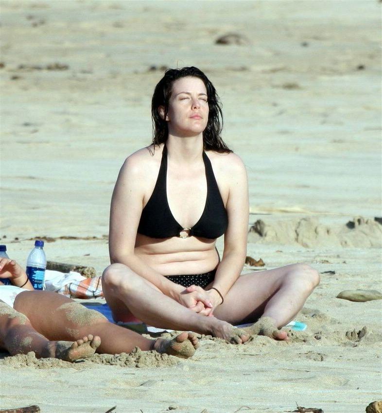 18P Actress Liv Tylers perfect small tits and looking hot in bikini