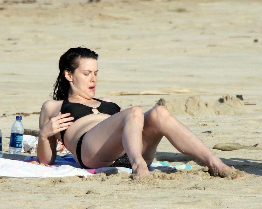 18P Actress Liv Tylers perfect small tits and looking hot in bikini