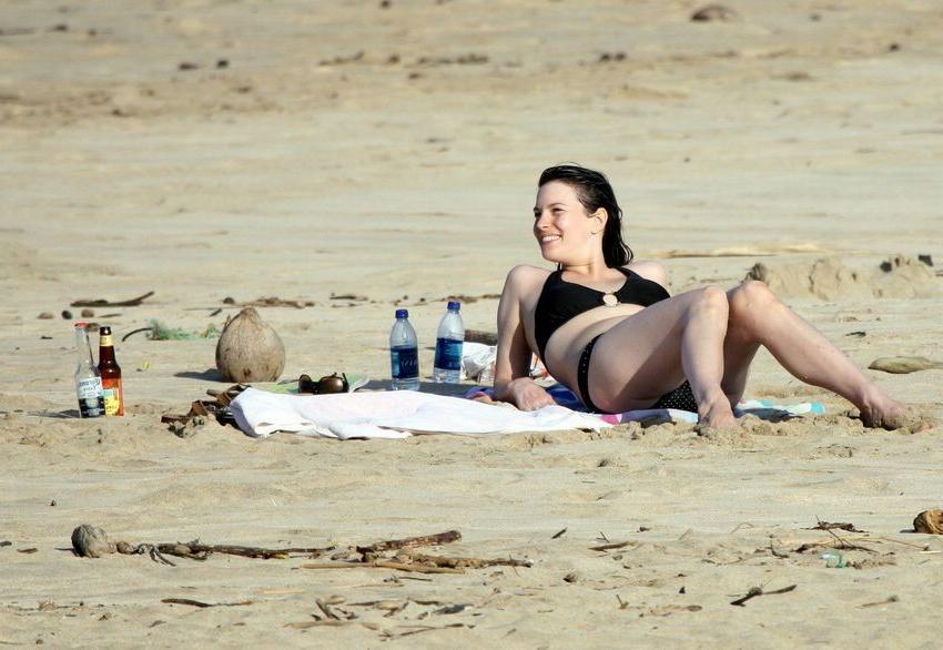 18P Actress Liv Tylers perfect small tits and looking hot in bikini