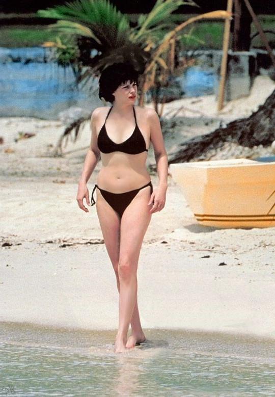 18P Actress Liv Tylers perfect small tits and looking hot in bikini