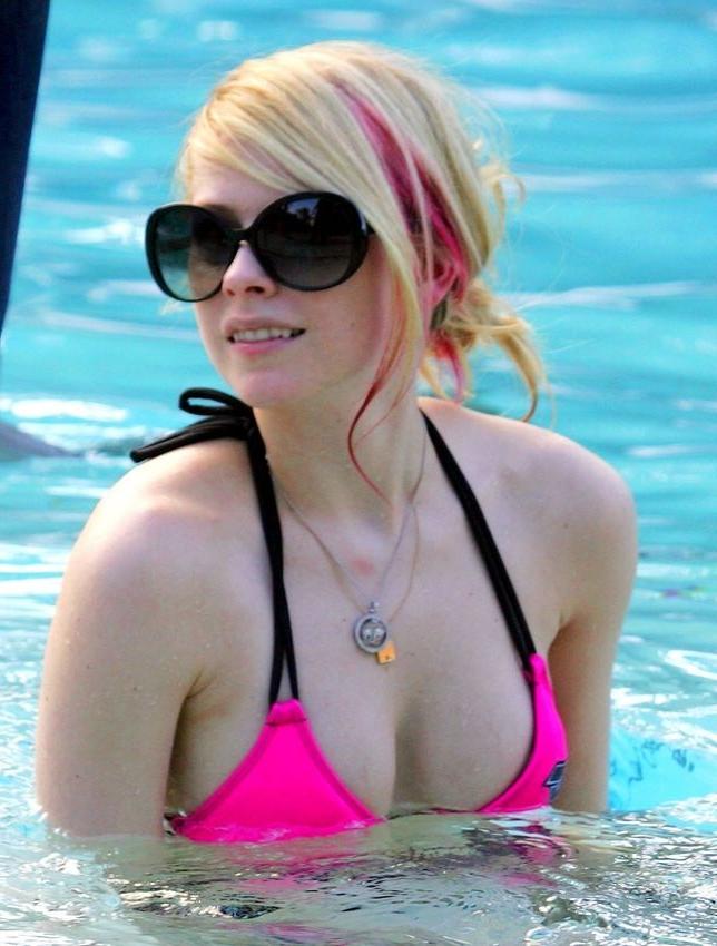 18P Petite singer Avril Lavignes amazing body in bikini