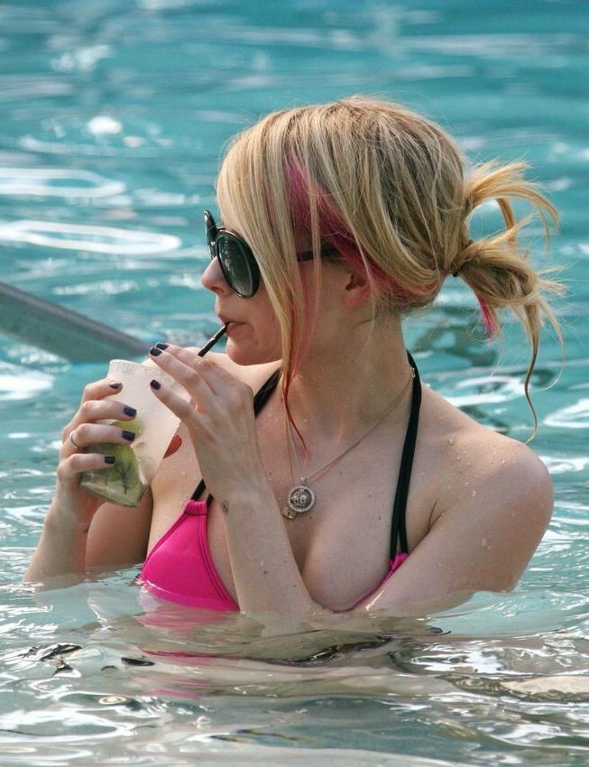 18P Petite singer Avril Lavignes amazing body in bikini