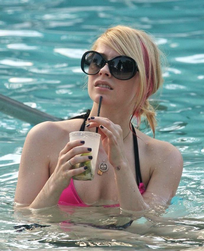 18P Petite singer Avril Lavignes amazing body in bikini