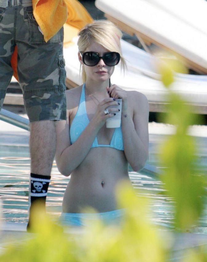 18P Petite singer Avril Lavignes amazing body in bikini