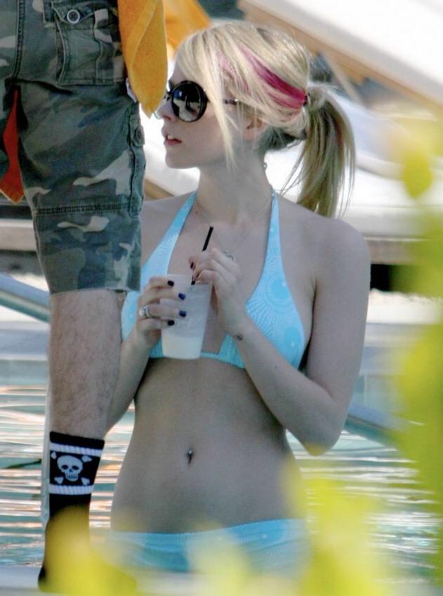 18P Petite singer Avril Lavignes amazing body in bikini