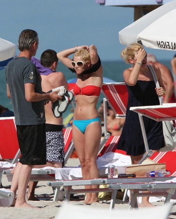 18P Petite celeb Elisha Cuthbert topless and in skimpy bikini