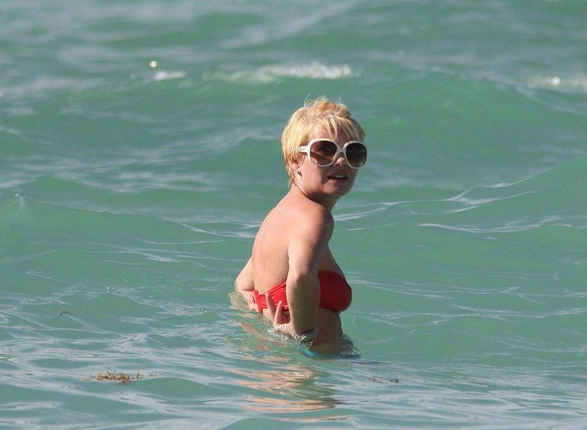 18P Petite celeb Elisha Cuthbert topless and in skimpy bikini
