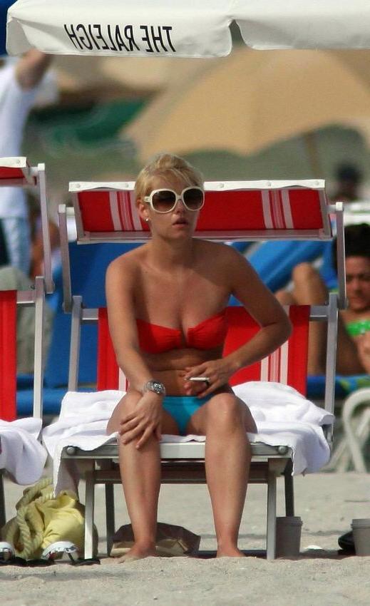 18P Petite celeb Elisha Cuthbert topless and in skimpy bikini