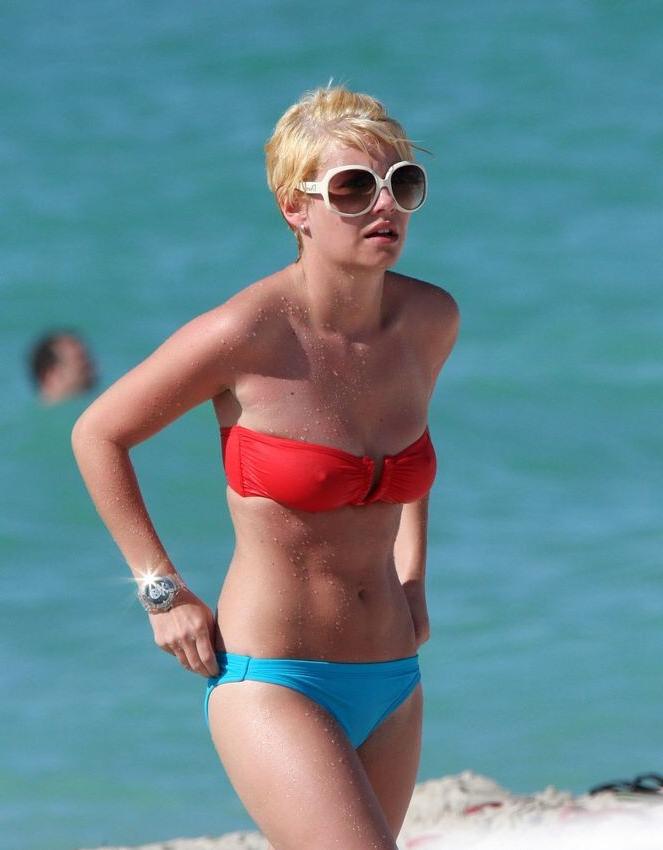 18P Petite celeb Elisha Cuthbert topless and in skimpy bikini