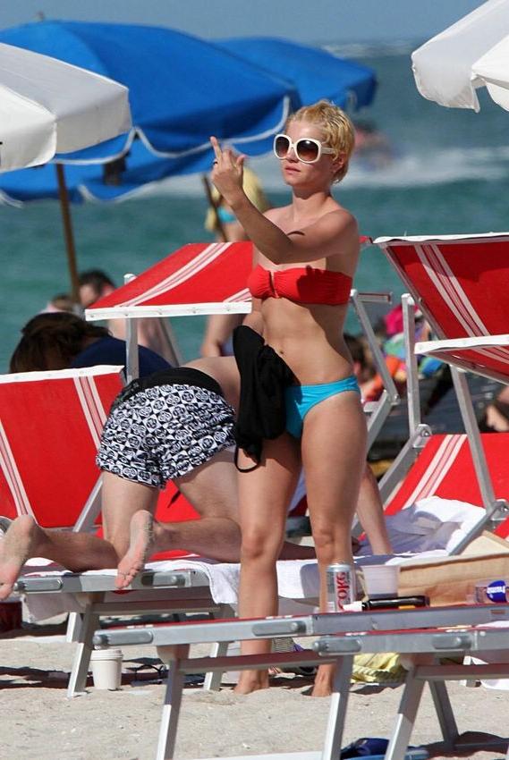 18P Petite celeb Elisha Cuthbert topless and in skimpy bikini