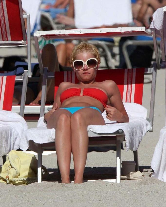 18P Petite celeb Elisha Cuthbert topless and in skimpy bikini