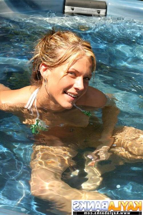 16P Blonde bikini babe Kayla Banks in sexy strip tease outdoors