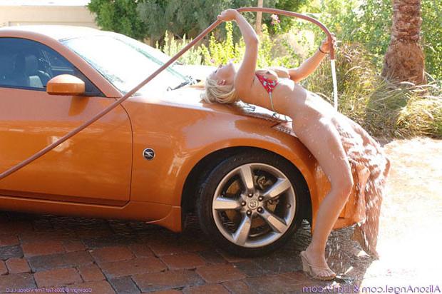 15P Bikini clad Lia19 gives a smokin hot car wash