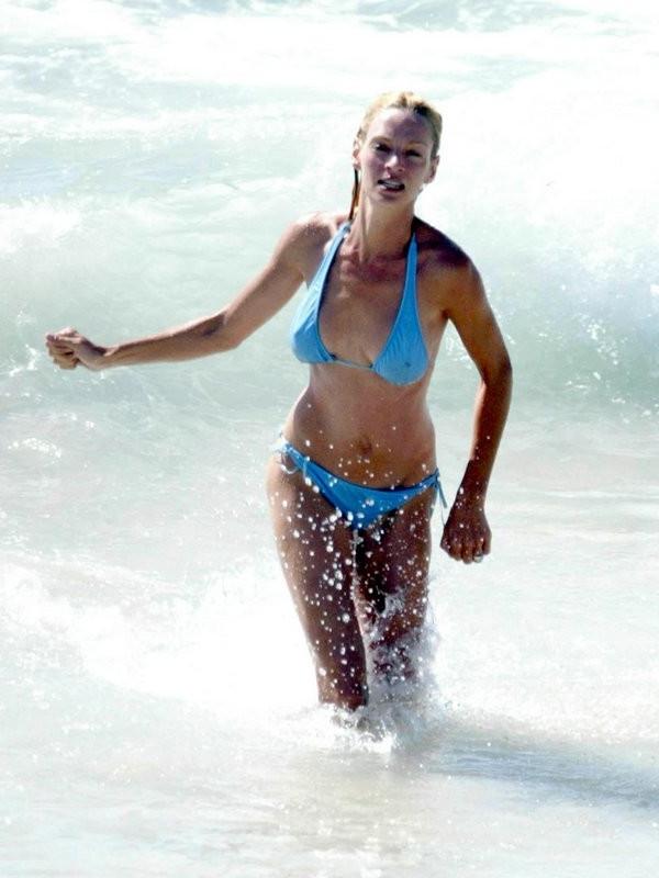 15P Tall blonde celeb Uma Thurman in sexy bikini