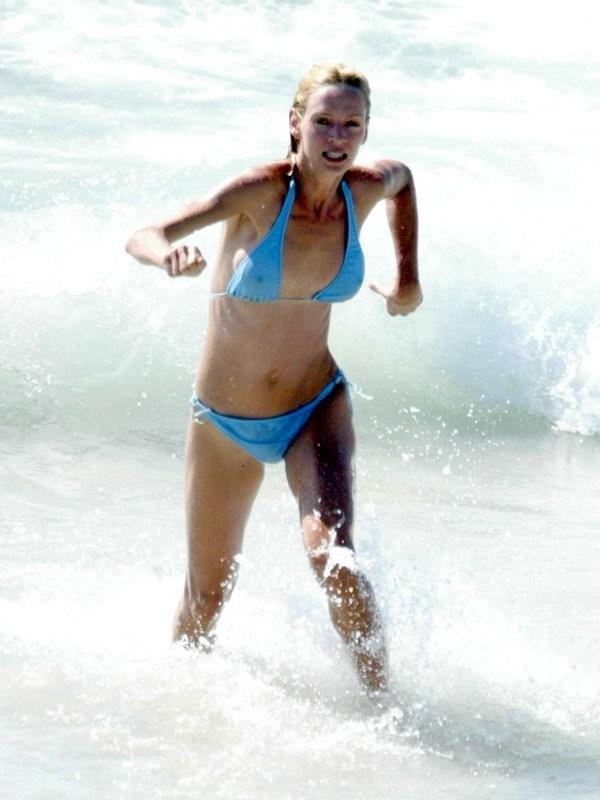 15P Tall blonde celeb Uma Thurman in sexy bikini
