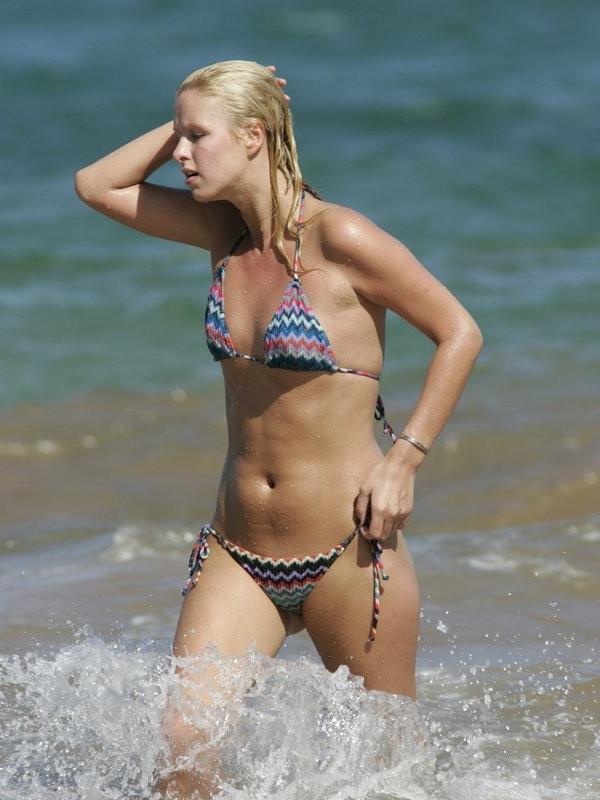 15P Gorgeous celeb Nicky Hilton in red hot bikini