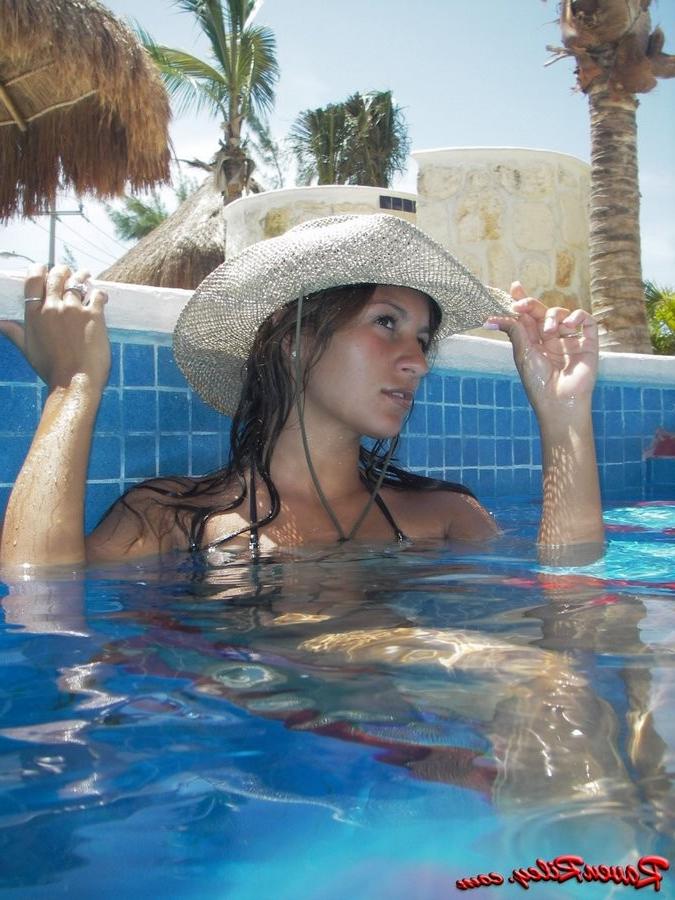 15P Raven in a tiny bikini posing underwater in mexico