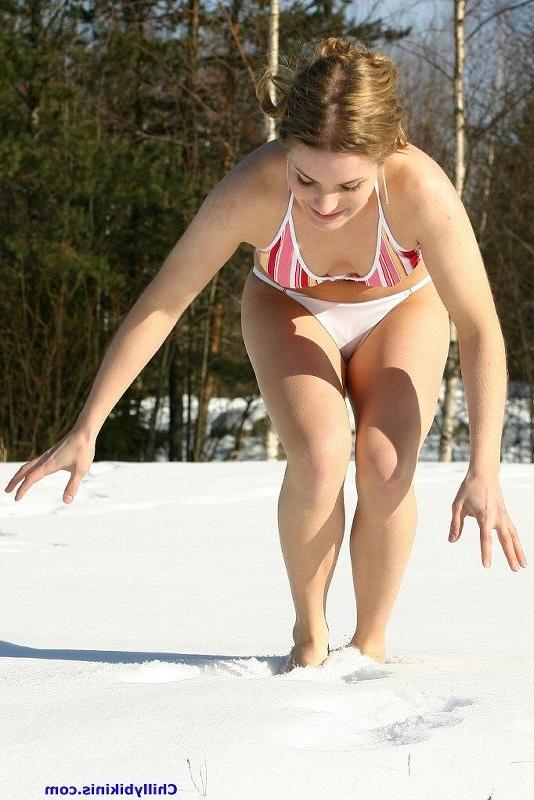 15P Bikini babe barefoot in the snow