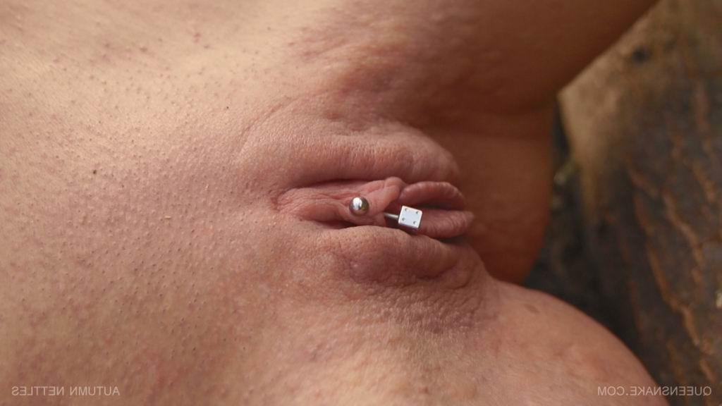 16P bizarre pussy and anal insertions