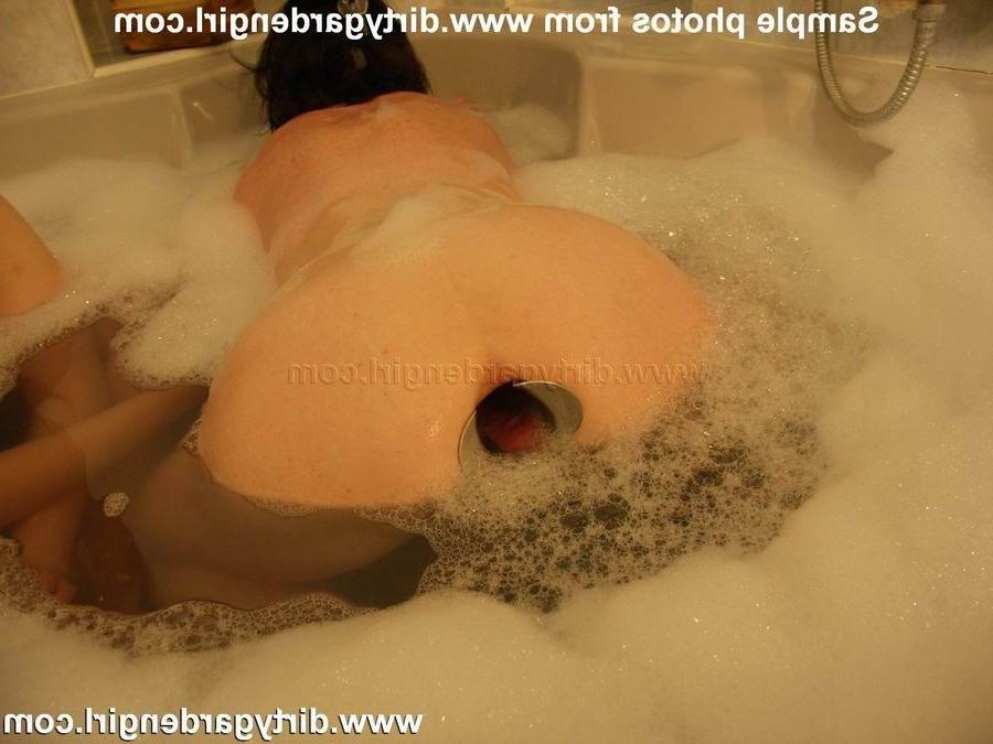 18P extremely double ass gaping in the bathroom