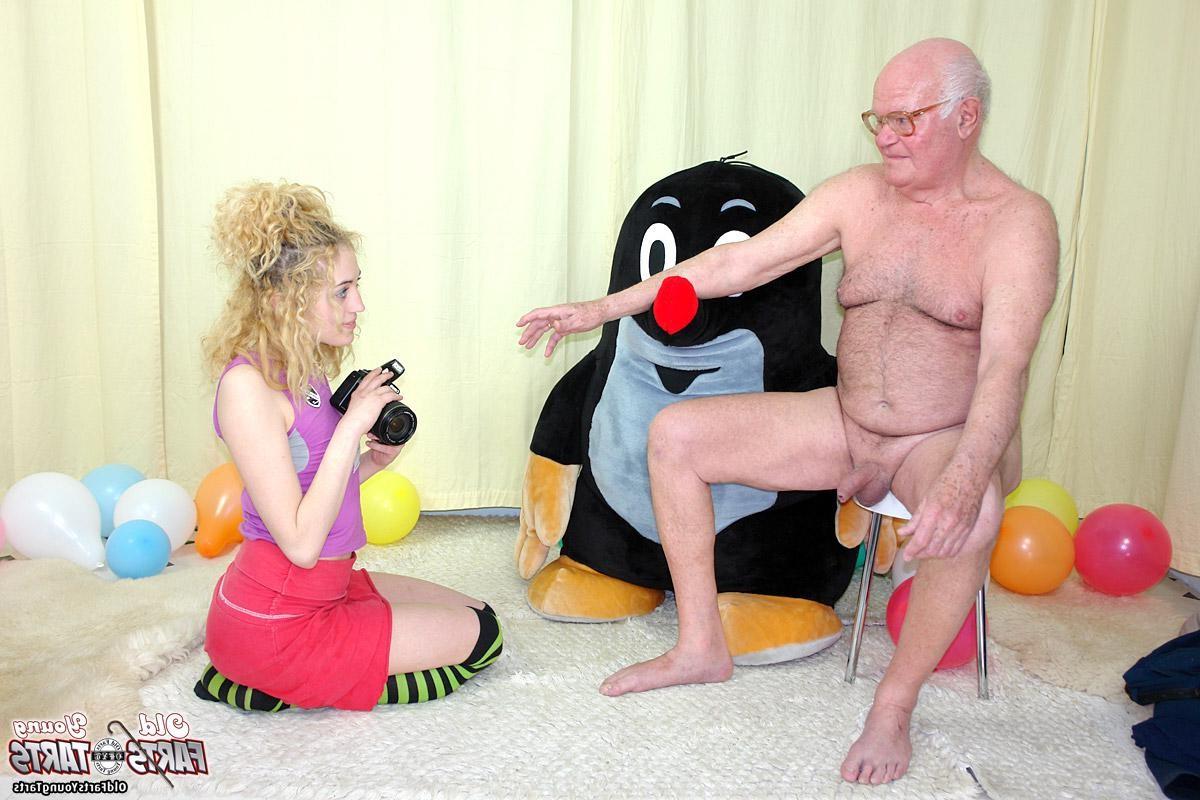 12P Senior fucker gets a curly teen to suck his small hard dick