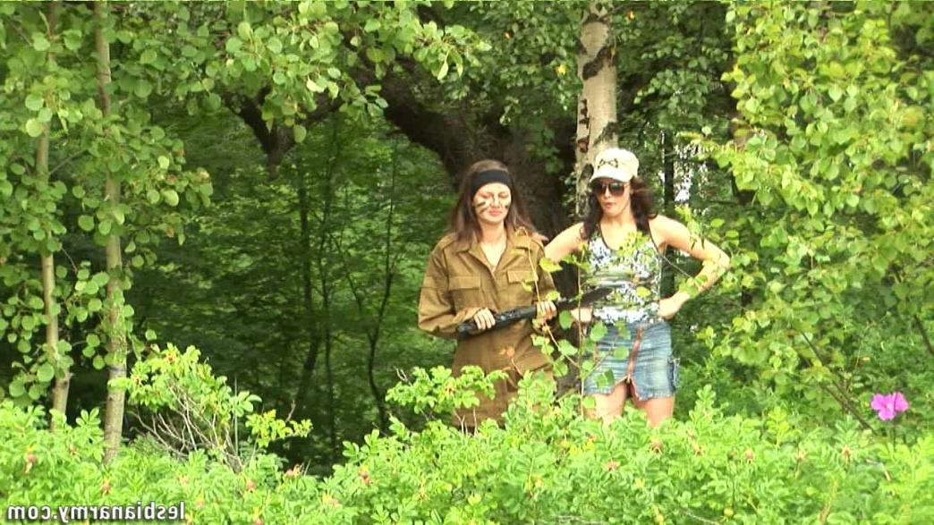 12P Army girl carries out lesbian commands