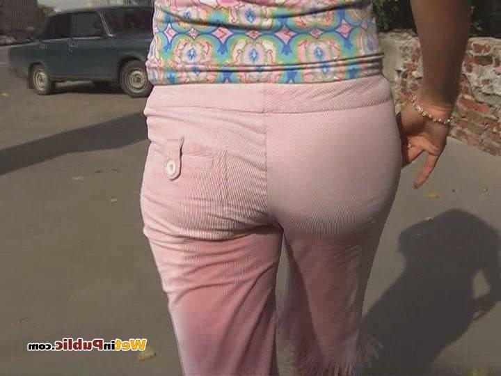 15P Curly blondie piddling in her sexy pink breeches right in the street