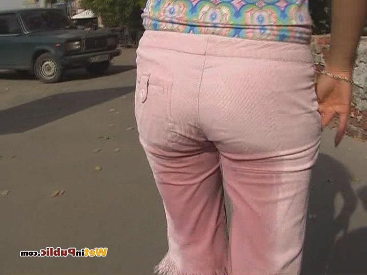 15P Curly blondie piddling in her sexy pink breeches right in the street