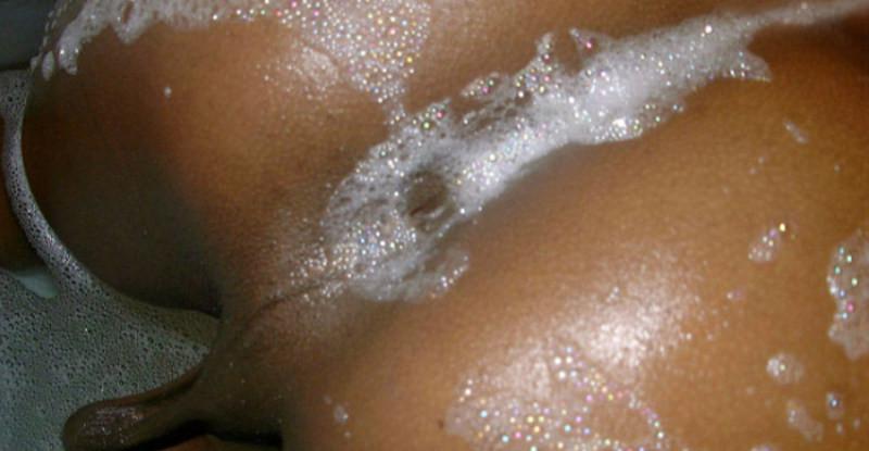 20P Ebony shemale bathing enormous cock
