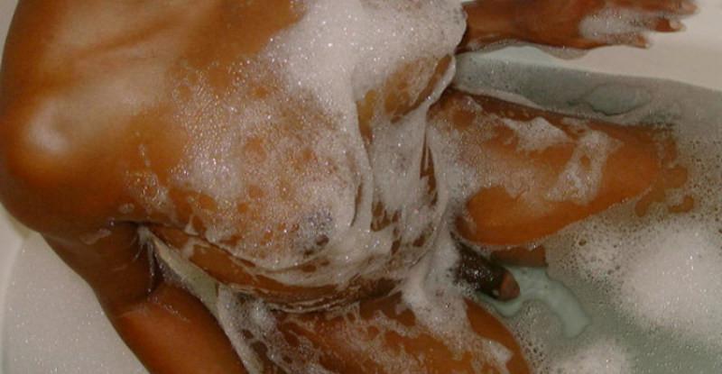 20P Ebony shemale bathing enormous cock